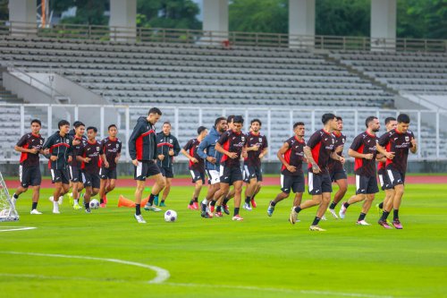 Latihan Timnas Indonesia: 3 Pemain Absen, Kluivert Bagi 3 Grup, Kiper Berlatih Duel