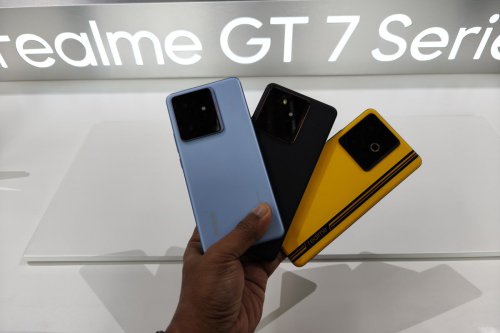Impresi Awal Realme GT 7 dan GT 7T: Sama Ukuran, Beda Nuansa Material dan Finishing