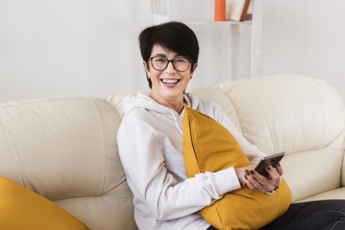 Perempuan 60+ Wajib Tahu, Ini 5 Fashion Item yang Terlihat Kuno