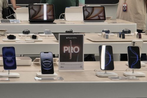 Top 10+ HP Terlaris Dunia 2025, Isinya Cuma Dua Merek Ini