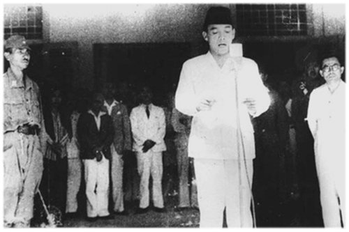 1. Naskah Proklamasi Ditulis di Sobekan Buku Bergaris, 2. Pena yang Dipakai Tidak Pernah Diingat Asalnya, 3. Upacara Proklamasi Sangat Sederhana, 4. Fatmawati Menjahit Bendera Merah Putih dari Dua Kain Polos, 5. Sukarno Membacakan Proklamasi dalam Kondisi Sakit Malaria, 6. Rakyat Mendesak dan Hatta Hampir Tak Hadir, 7. Pengeras Suara Hasil Curian dari Jepang, 8. Segelas Soda Hangat&nbsp;, 9. Menu Sahur di Hari Proklamasi, Top 9+ Fakta Detik-Detik Proklamasi 17 Agustus 1945, Sukarno Malaria, Hatta Hampir Tak Tampil