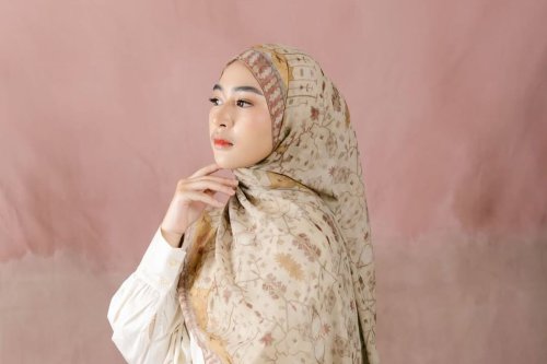Top 5+ Rekomendasi Hijab Pashmina Motif Brand Lokal, dari Floral hingga Watercolor