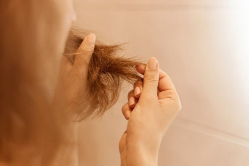 Top 9+ Tips Merawat Rambut Kering, Gunakan Sarung Bantal Sutra
