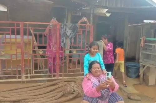 Pascabencana di Tapanuli Tengah, Ratna Terharu saat Video Call Anak: Hemat-Hematlah Dulu ya Mang&rsquo;
