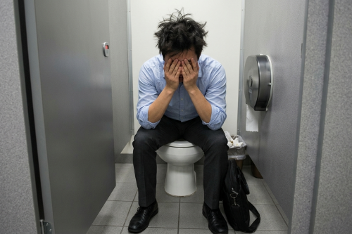 Suka Sembunyi di Toilet Saat Stres? Ini Penjelasan Psikologisnya