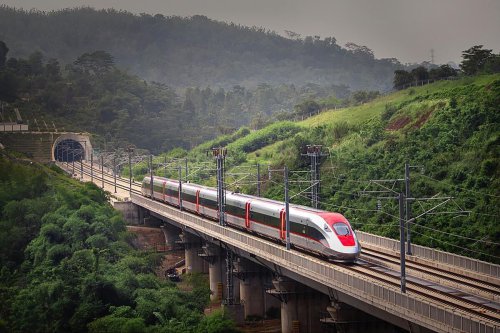 Kereta Cepat Whoosh Siap Sambangi Surabaya, Wali Kota Eri: Ini Kabar Baik