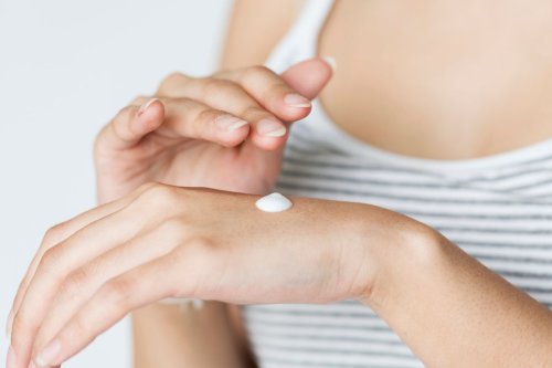 Mengapa tangan lebih cepat menunjukkan tanda penuaan?, SPF menjadi langkah yang tidak boleh dilewatkan, Gunakan bahan perawatan yang mendukung regenerasi kulit, Jaga lapisan pelindung kulit tangan, Hindari krim tangan yang mengandung pewangi berlebihan, Perhatikan cara mencuci tangan, Tangan Bisa Menua Lebih Cepat daripada Wajah, Ini Cara Merawatnya