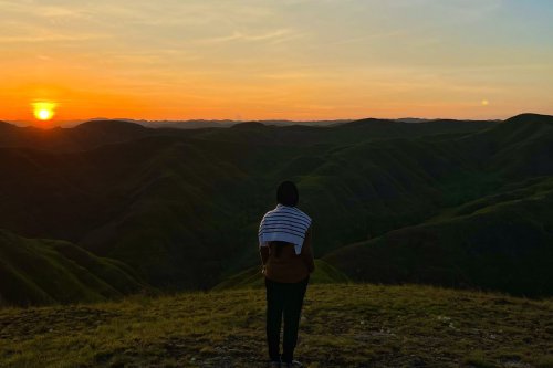 Berwisata ke Sumba, Berburu Sunrise di Bukit Tanarara