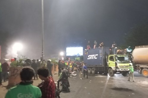 Dini Hari Temui Massa dan Peluk Demonstran, Gubernur Sulsel: Kita Semua Mencintai Daerah Ini...