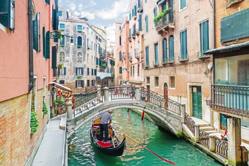 Nekat Berenang di Kanal, Sepasang Turis Asing Diusir dari Venesia