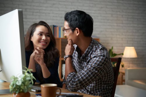 1. Pilot dan awak kabin, 2. Dokter dan perawat, 3. Pengusaha, 4. Bankir dan pekerja keuangan, 5. Guru, Waspada, Ini 5 Pekerjaan yang Rentan Selingkuh Menurut Psikolog