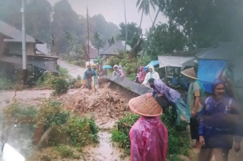 Banjir 70 Cm Rendam Jalan Nasional Padang&ndash;Pasaman Barat, Akses Transportasi Terputus