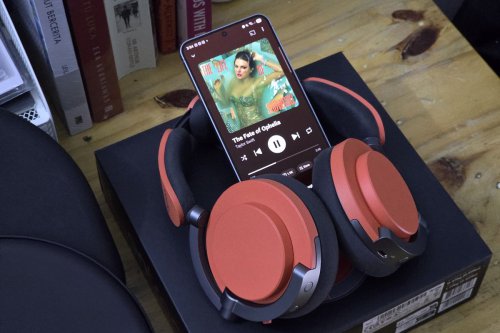 Menjajal Dyson OnTrac, Headphone Futuristik Harga Rp10 Juta