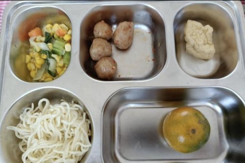 Garut, makan bergizi gratis, siswa keracunan mbg, siswa keracunan, Puluhan Siswa di Garut Alami Dugaan Keracunan Usai Santap MBG