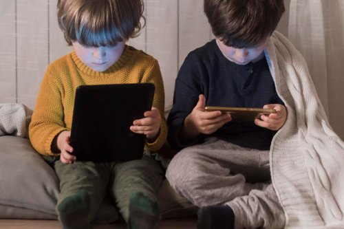 Larang Anak Main Gadget? Ahli Imbau Orangtua Juga Harus Konsisten Menjadi Contoh