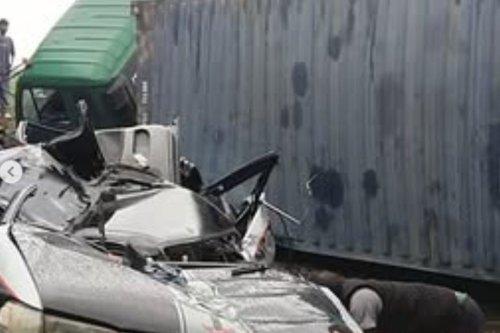 Satu Keluarga Tewas Tertimpa Truk Kontainer Terguling di Karawang: Kronologi dan Penyebab