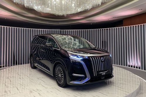 Persaingan Penjualan Toyota Alphard vs Denza D9, Siapa Paling Laris?