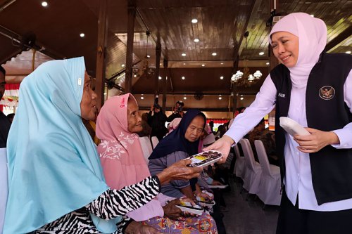 Cerita Warga Ikut "Riyayan" di Grahadi: Dapat Sembako hingga THR dari Gubernur Jatim