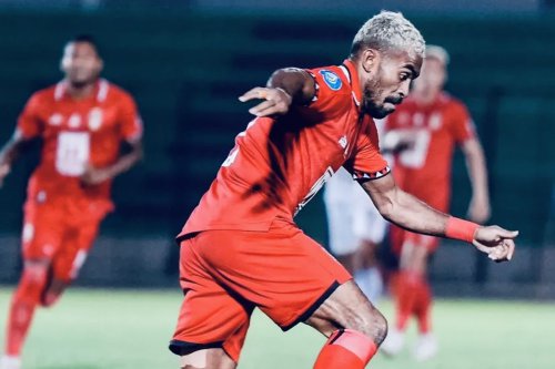 Terlibat Insiden Saat Malut United Vs Persib, Yance Sayuri Minta Maaf ke Marc Klok