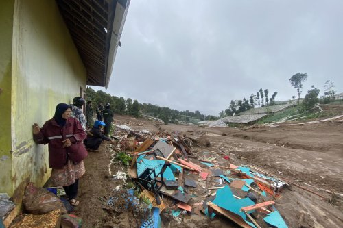 Tanah Longsor Terjang Bandung Barat: 7 Orang Meninggal, 82 Warga Hilang