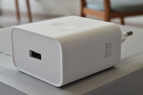 Tak Cabut Charger dari Colokan Listrik, Ini Risikonya