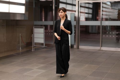 Top 5+ Warna Baju Ini Bisa Membuat Penampilan Terlihat Lebih Tua, Hati-hati Pilih Outfit
