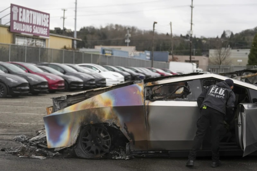 Presiden AS, Donald Trump, Tesla, mobil listrik, pikap listrik, Pikap listrik, Elon Musk, Diler Tesla Jadi Incaran Demonstran Anti Trump, Cybertruck Dibakar