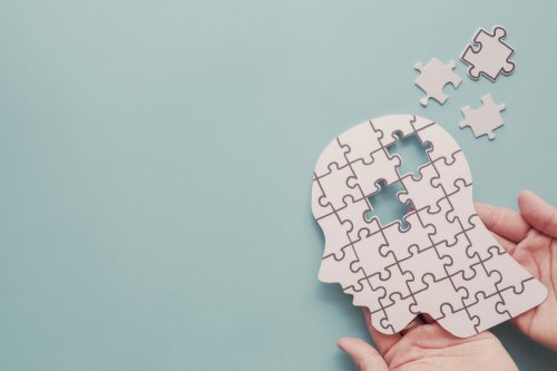 Penundaan gejala Alzheimer hingga lima tahun, Temuan ilmiah ini dipublikasikan secara resmi di jurnal Neurology milik American Academy of Neurology pada Februari 2026., Analisis kebiasaan mengasah otak dalam tiga fase kehidupan, Investasi literasi demi kesehatan kognitif di masa depan, Studi: Rajin Mengasah Otak Sejak Kecil Bantu Turunkan Risiko Alzheimer