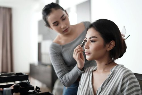Begini Cara Contour Wajah Bulat agar Terlihat Tirus dan Tajam