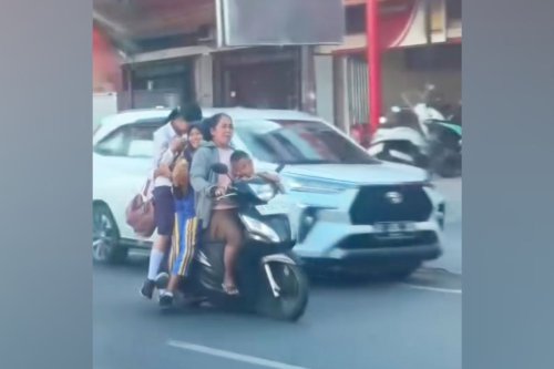 Kebiasaan Menyepelekan Keselamatan, Bonceng Lebih dari Satu Penumpang