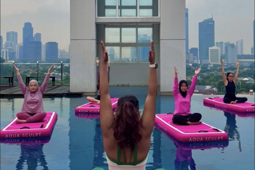 Floating Yoga, Olahraga di Atas Air yang Menantang Keseimbangan Tubuh dan Pikiran