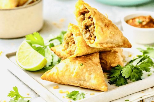 Bahan-bahan samosa ayam, 1. Bahan kulit samosa, 2. Bahan isi samosa, 3. Bahan tambahan, Berikut ini adalah langkah-langkah membuat samosa ayam yang renyahLangkah 1: Membuat Kulit Samosa, Langkah 2: Menyiapkan isian ayam, Langkah 3: Melipat dan menggoreng, Resep Samosa Ayam Renyah, Camilan Praktis untuk Buka Puasa