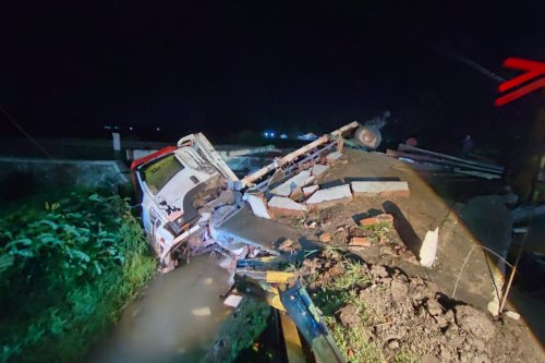 KA Gajayana Tabrak Truk di Kebumen, Sopir Tewas di Lokasi, Pos Jaga Hancur
