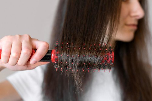 Top 6+ Tips Menyisir Rambut dengan Benar, Kurangi Rambut Patah