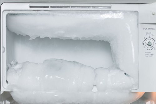Cara Membersihkan Freezer Penuh Bunga Es Tanpa Cabut Colokan Listrik