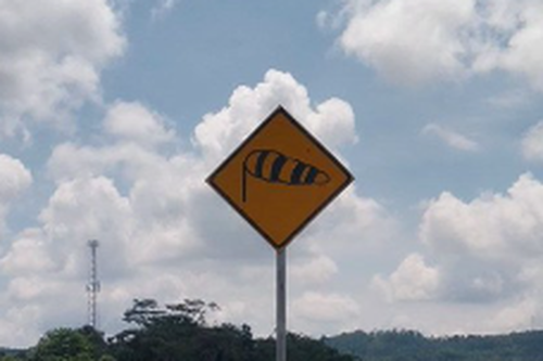 tips mengemudi, rambu lalu lintas, rambu lalu lintas dan artinya, rambu angin dari samping, rambu peringatan angin samping, windsock, Ini Arti Rambu Lalu Lintas Gambar Windsock