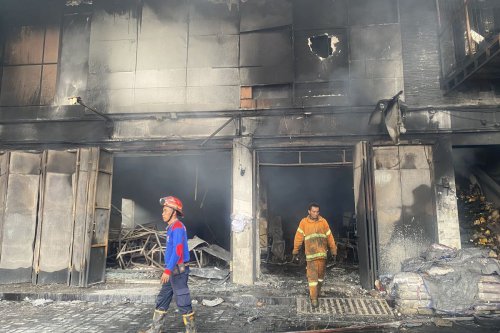 Toko Ban Pondok Gede yang Terbakar Rugi Rp 8 M, Pemilik Diperas Oknum Warga Rp 8 Juta untuk Damkar