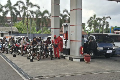 Imbas Kelangkaan BBM di Jember, SPBU Lumajang Dipadati Kendaraan