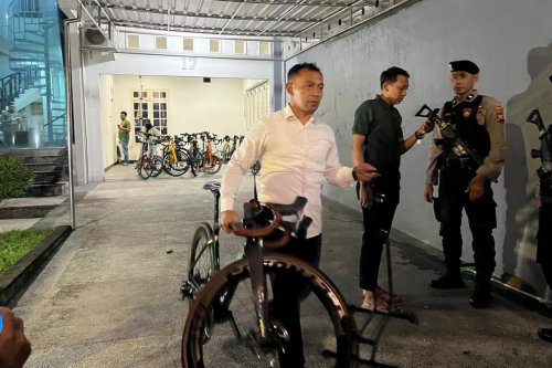 KPK Geledah Rumah Dirut RSUD Ponorogo di Madiun, Sita 25 Sepeda Balap dan 2 Mobil Mewah
