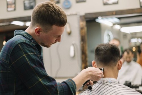 Panduan Model Rambut Crop Fade untuk Pria, Cocok untuk Wajah Lonjong