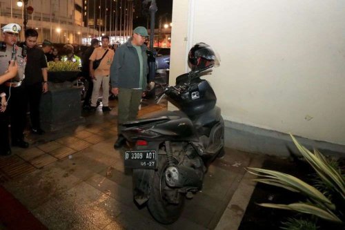 Wali Kota Bandung, Muhammad Farhan, parkir liar, pungutan liar, Wali Kota Bandung Tindak Tegas Parkir Liar di Jalan Asia Afrika