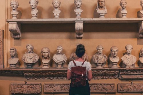 Top 5+ Zodiak yang Cenderung Menarik Diri Seiring Bertambah Usia
