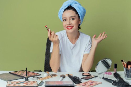 4 Tips Mengatasi Makeup Cakey saat Cuaca Panas, Ada Trik Uap Muka