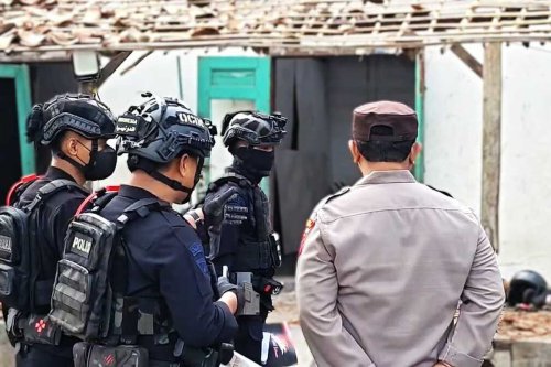 Detik-detik Ledakan, Hindar: Saya Sempat Terpelanting, Kondisi Korban: Satu Pasien Kritis di ICU, Rumah Minten Diduga Jadi "Markas" Petasan, Investigasi Tim Gegana Brimob Polda Jatim, Detik-detik Mencekam Ledakan Petasan Ponorogo, Korban: Saya Terpelanting Pas Taruh Kunci Motor