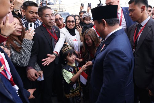 Prabowo ke Petersburg Rusia, Momen Anak Kecil Diaspora Minta Lego&nbsp;