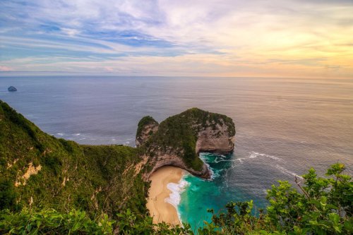1. Trekking turun ke pantai, 2.&nbsp;Tebing Ikonik dengan Bentuk T-Rex, 3. Diving di Manta Point, 4. Menikmati pagi dan senja&nbsp;, Apa yang Bisa Dilakukan di Pantai Kelingking? Ini Pilihan Aktivitasnya