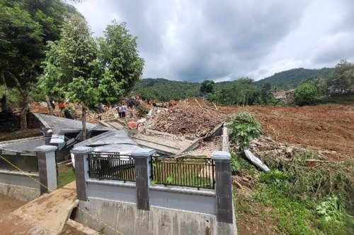 Longsoran Tak Ikuti Alur Sungai, Bahayanya Berlipat, Akses ke Lokasi Sangat Ekstrem, Operasi SAR Dibagi Dua Sektor Besar, Rumah Seketika Rata Tanah, Warga Tak Menerima Peringatan Bahaya, Bahaya Longsoran Besar di Cilacap, Medan Ekstrem Hambat Pencarian Korban di Cibeunying