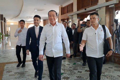 Jokowi, ijazah Jokowi, ijazah jokowi, Ijazah Joko Widodo, kasus ijazah Jokowi, ijazah joko widodo di ugm, jokowi diperiksa polresta solo, Jokowi Bawa Ijazah SD hingga S1 UGM Saat Diperiksa di Polresta Solo