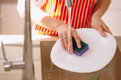 Mencuci Piring Berminyak Ternyata Bisa Hemat Sabun dan Air, Begini Caranya