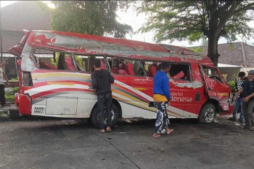 kecelakaan maut, tanjakan cae sumedang, kecelakaan di sumedang, Peziarah Majalengka, Elf Rombongan Peziarah Terbalik di Tanjakan Cae Sumedang, Korban Meninggal Dunia Bertambah
